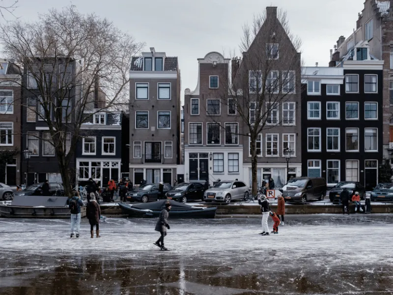 החלקה על הקרח באמסטרדם, האטרקציה הכי חורפית שיש