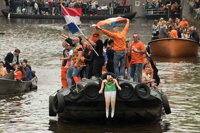 המונים חוגגים ברחובות ובתעלות אמסטרדם את יום המלך