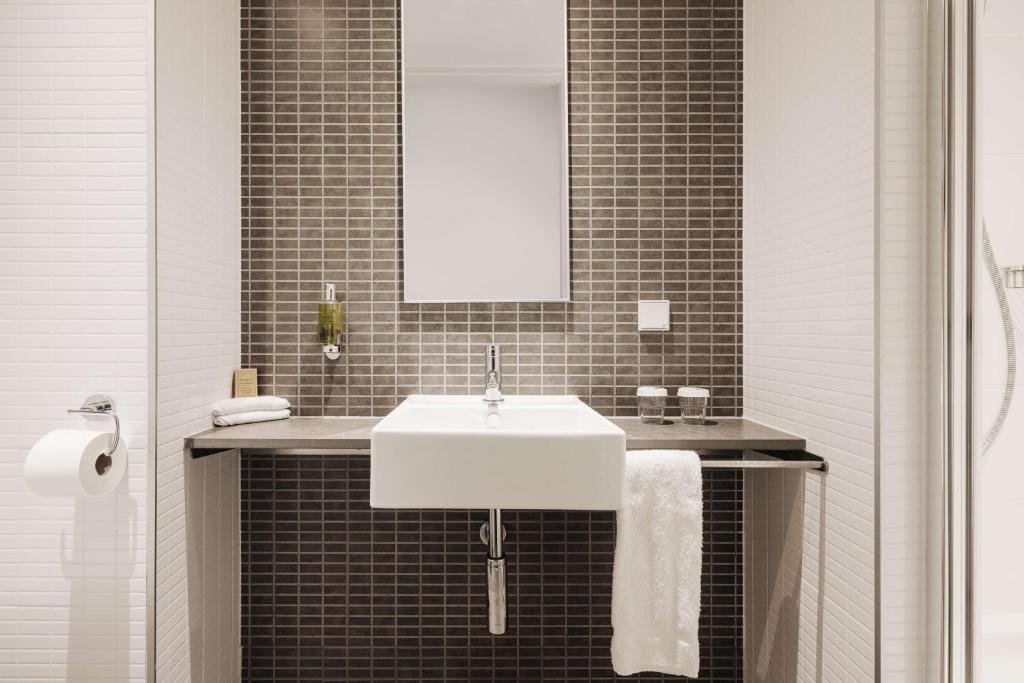 מלון דאבל טרי הילטון אמסטרדם מקלחת משופצת ונוחה