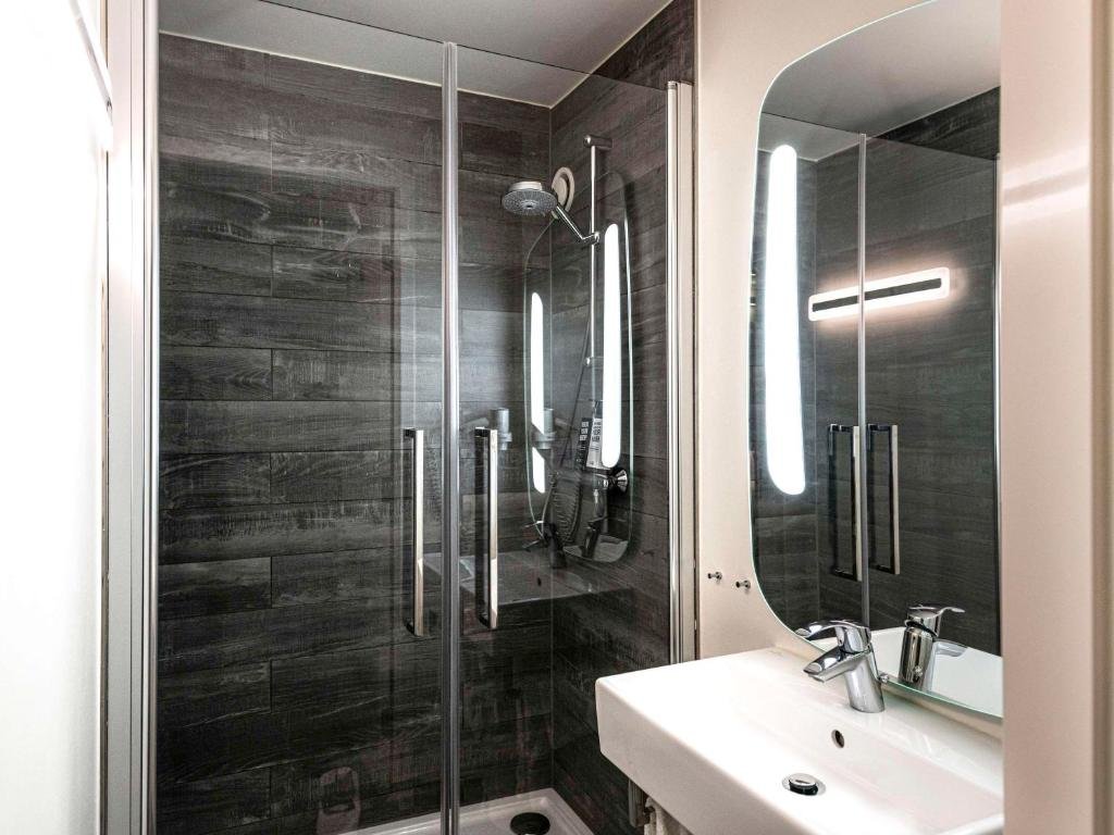 מקלחות בחדרי המלון איביס אמסטרדם סנטר